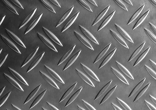 Plaque aluminium brut striée 1050 H24 antidérapante, formats jusqu’à 3000x1500 mm